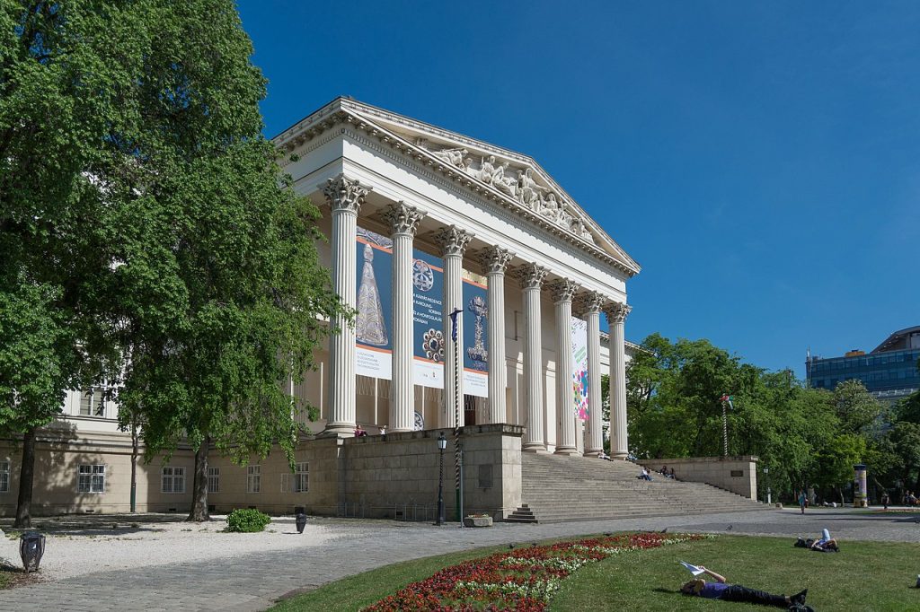 Budapest_-_Hungarian_National_Museum_-_panoramio_(1)