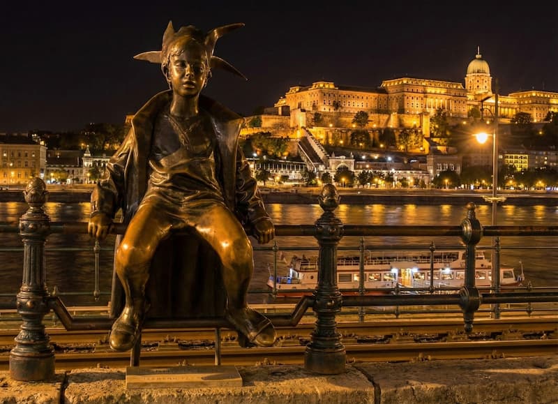 The Little Princess statue on Vigadó Square, Budapest