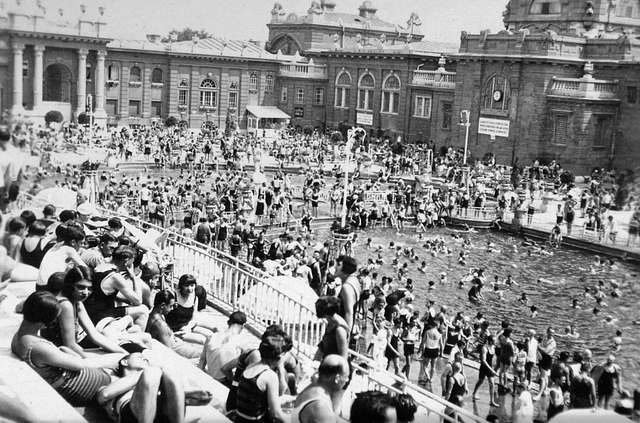 Foto histórica del Baño Termal Széchenyi de Budapest, del archivo Fortepan