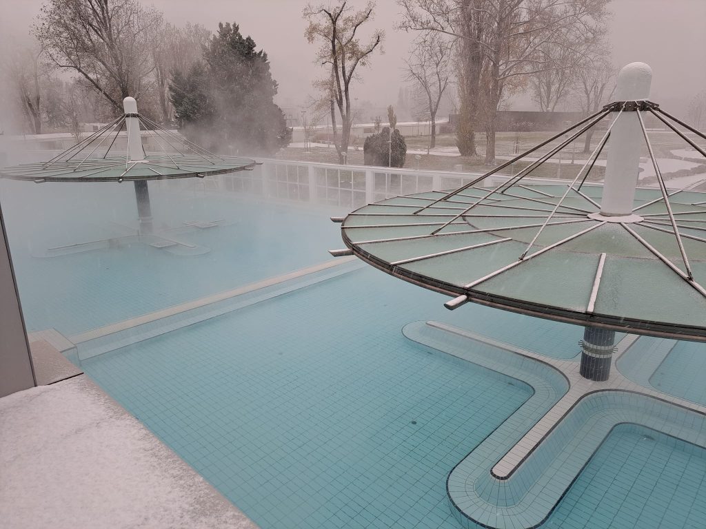 Becken im Dagály Bad Budapest