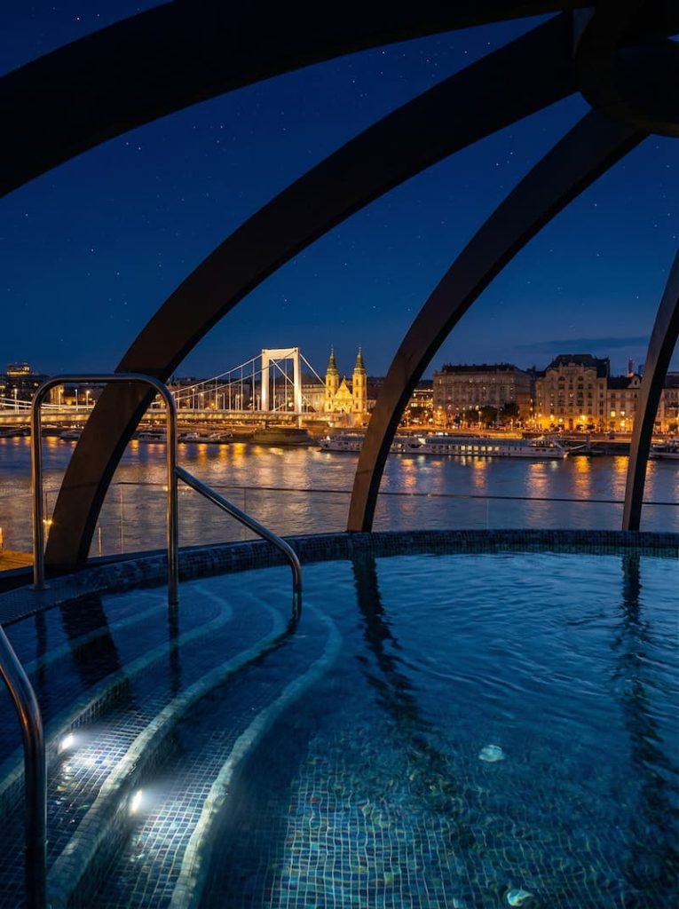 rudas bath pool rooftop erzsébet bridge