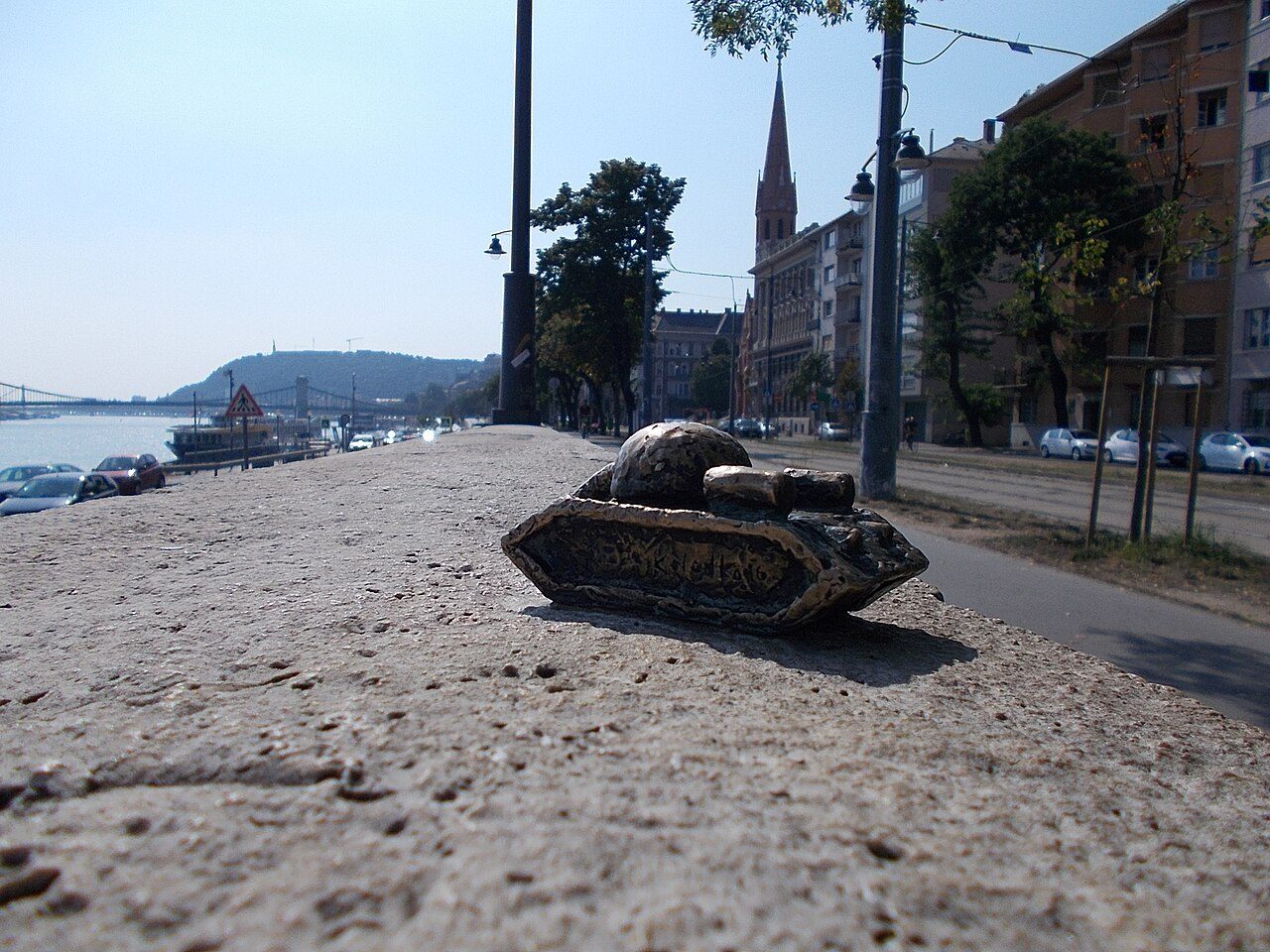 La mini estatua del Tanque Triste de Kolodko en Bem rakpart frente al Parlamento húngaro