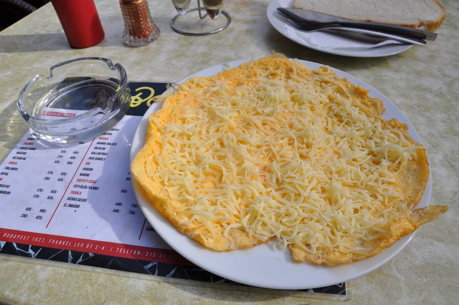Käse-Rührei serviert im Bambi Eszpresszó in Budapest