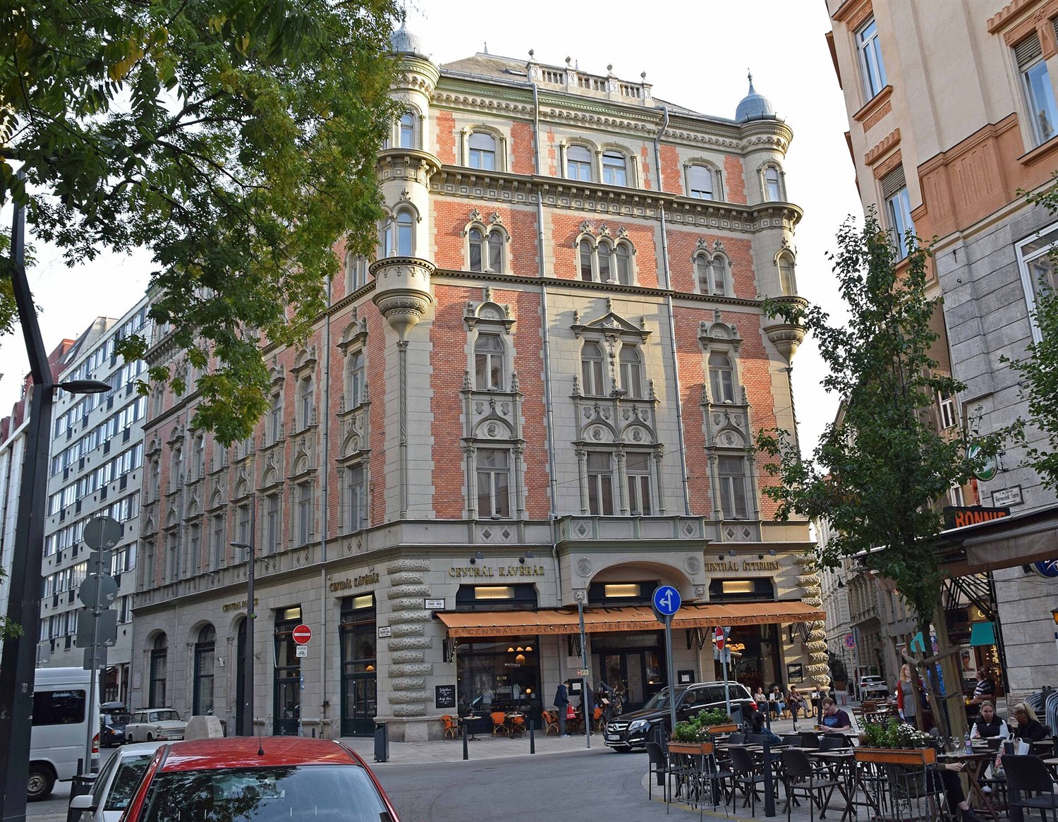 Centrál Kávéház Fassade in der Károlyi utca in Budapest