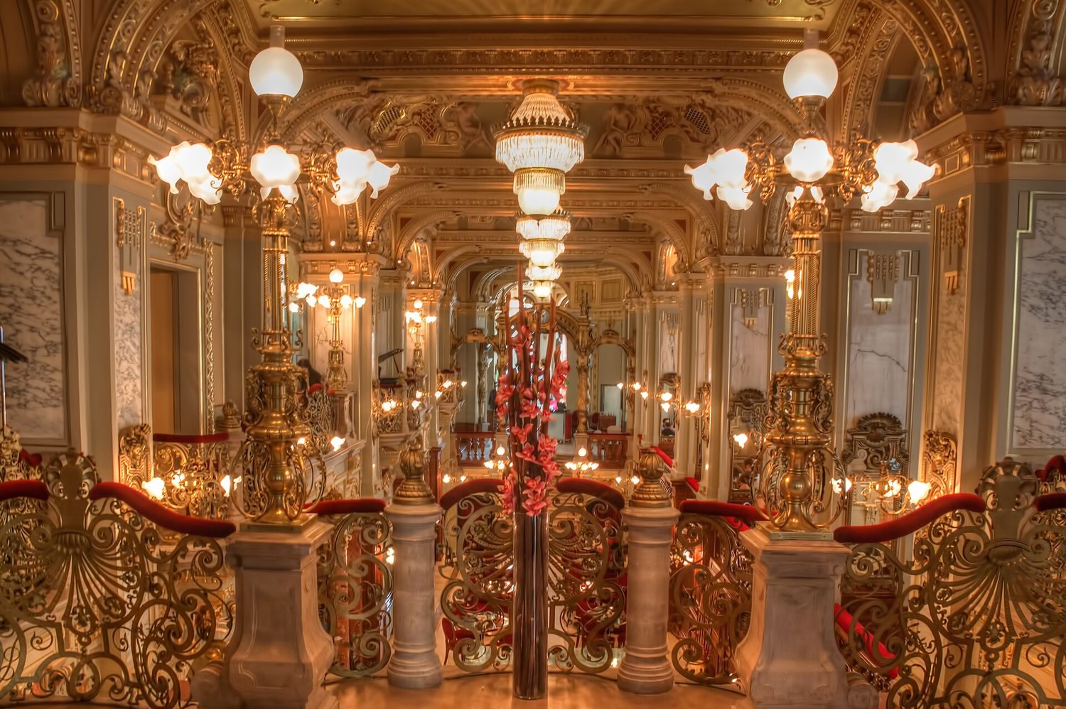 Vergoldetes, freskengeschmücktes Interieur des New York Café in Budapest