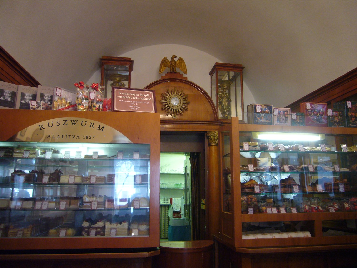 Interieur der Konditorei Ruszwurm Cukrászda im Budapester Burgviertel