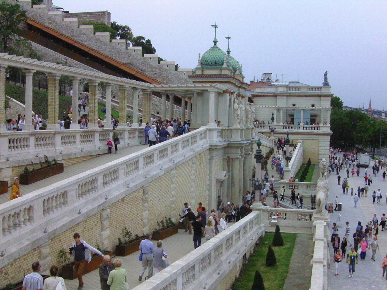 Le scalinate e le arcate del Várkert Bazár che salgono verso la collina del Castello di Buda