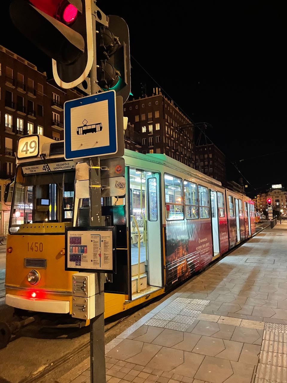 Tramvaiul 49 din Budapesta, oprit în stație noaptea