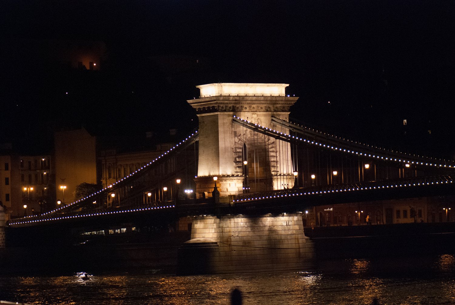 Il Ponte delle Catene Széchenyi illuminato di notte sul Danubio a Budapest