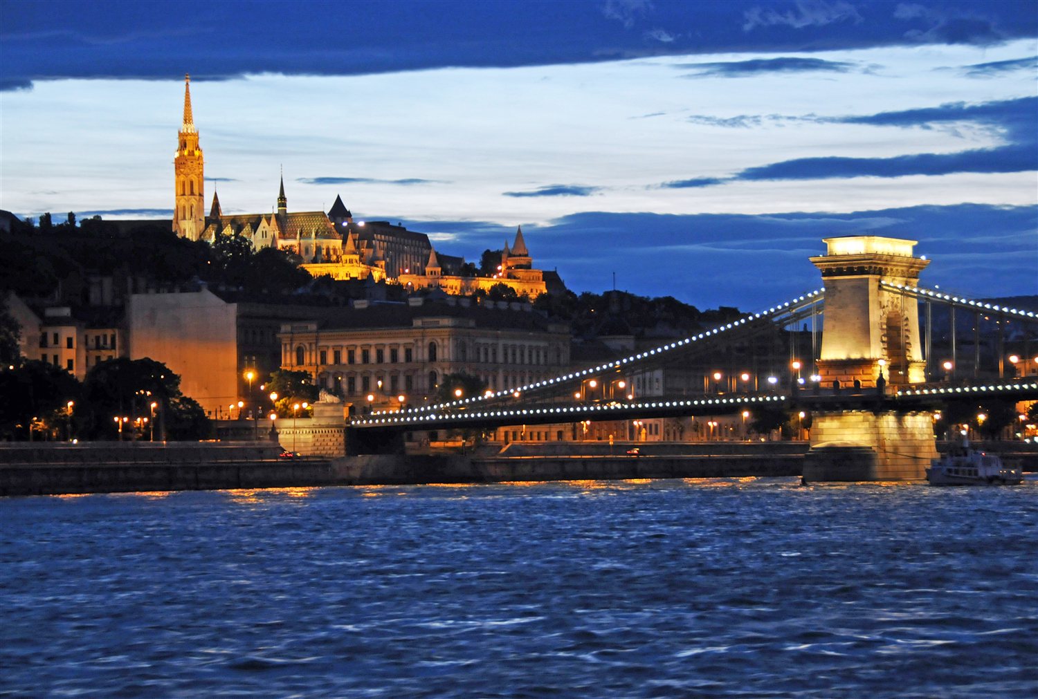 Vista del Ponte delle Catene e del Danubio dal Bastione dei Pescatori di notte