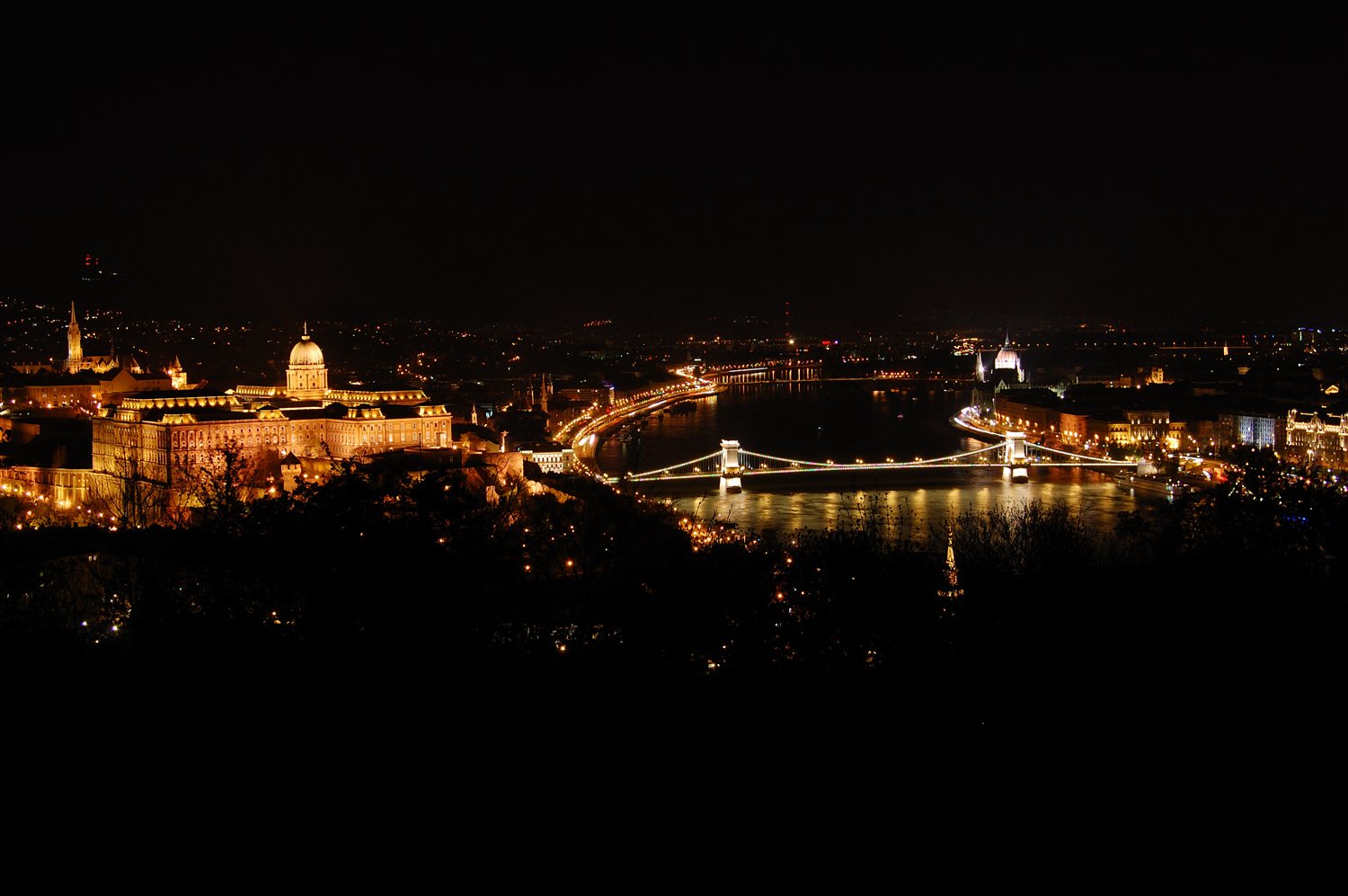 Lo skyline notturno di Budapest visto dalla Collina Gellért, con il Danubio e le luci della città sotto