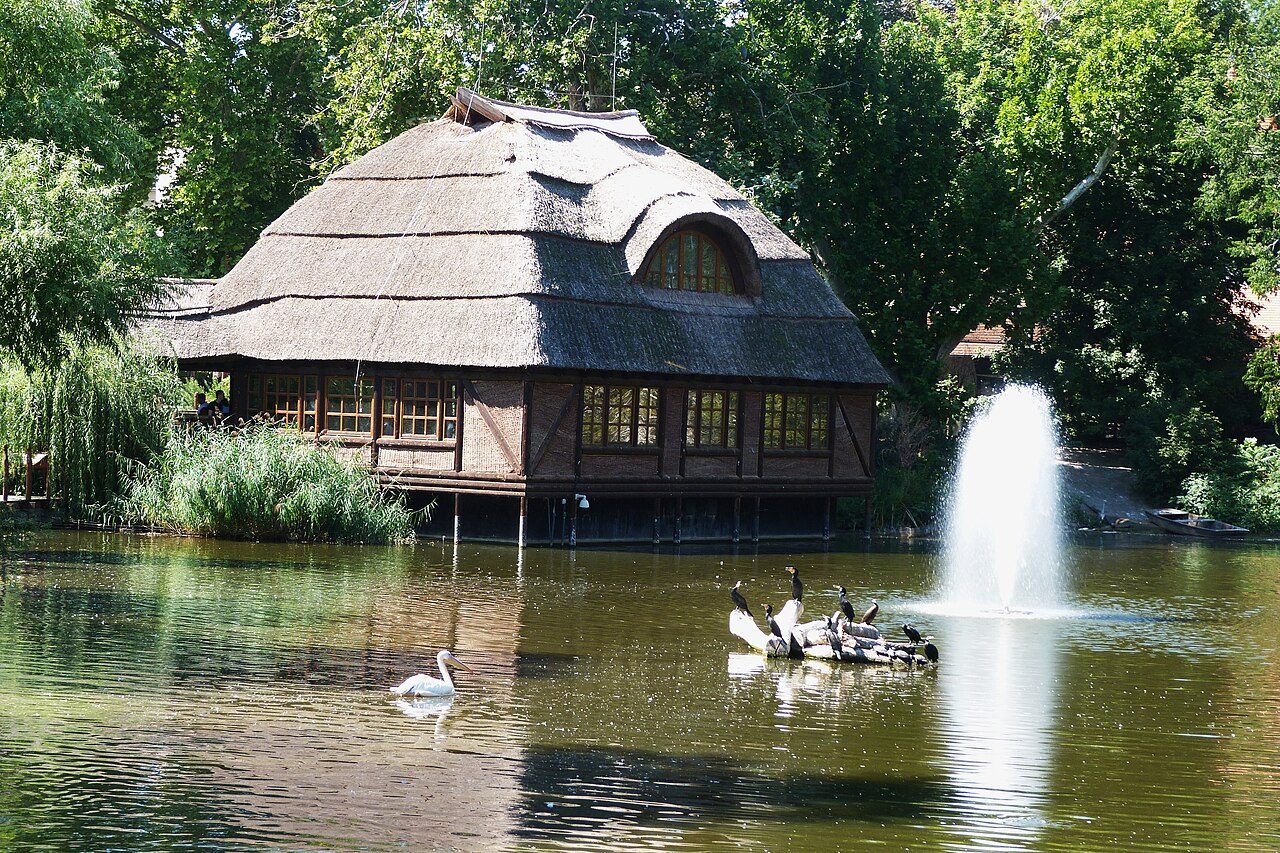La Casa de los Cocodrilos del Zoológico de Budapest, con motivos folclóricos de Transilvania en su fachada