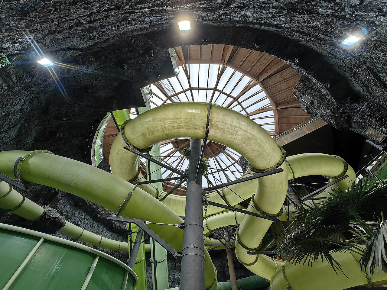Zjeżdżalnie wodne kompleksu Cascade w Demjén widziane z zewnątrz