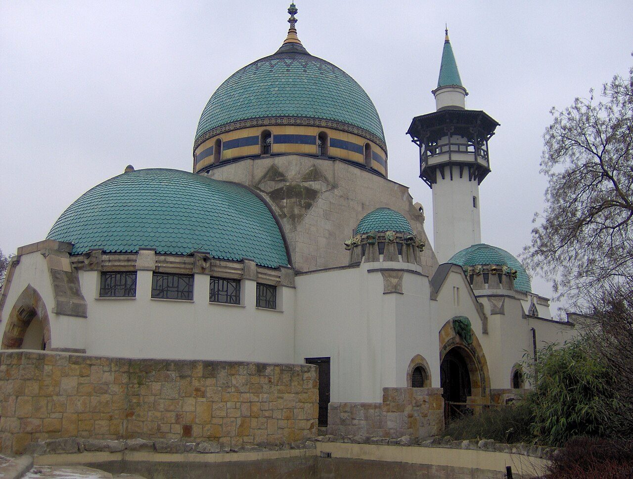 La Casa de los Elefantes del Zoológico de Budapest, un pabellón oriental cubierto de azulejos Zsolnay con su torre estilo minarete