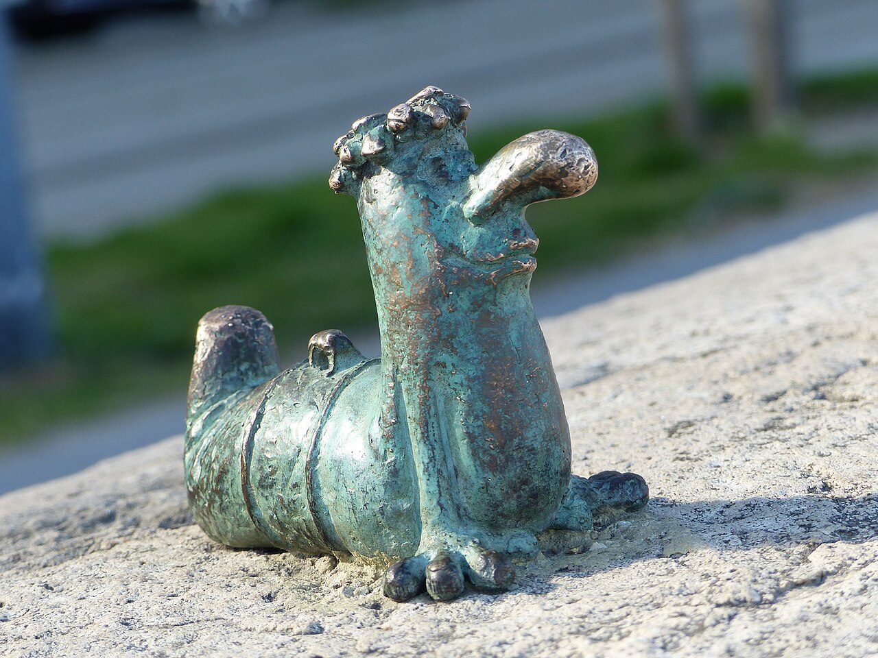 Főkukac, el gusano de bronce de Mihály Kolodko en el muro del muelle de Bem rakpart en Budapest