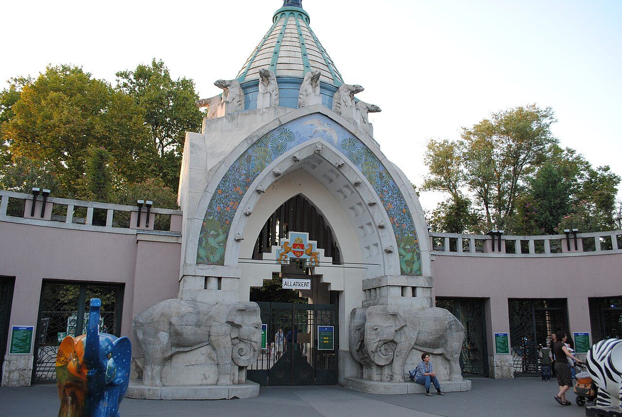 La Puerta de Entrada Principal Art Nouveau del Zoológico de Budapest con sus esculturas de animales y cerámicas Zsolnay