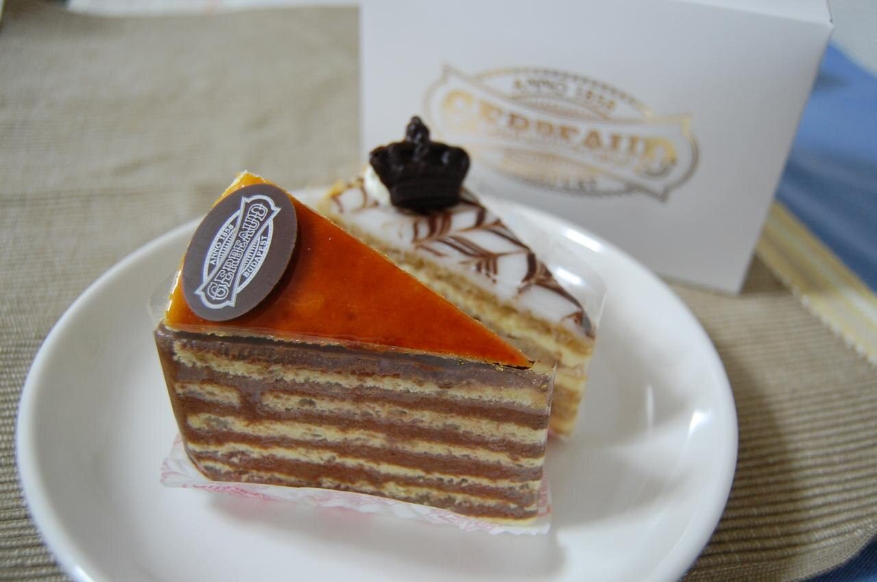 Felie de tort Dobos la Gerbeaud, cu placa de caramel deasupra