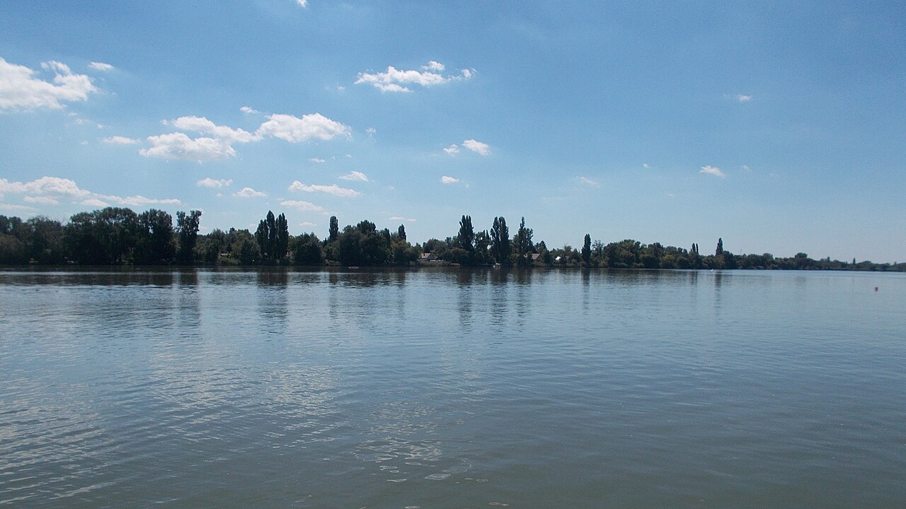 The Ráckeve-Soroksár branch of the Danube seen from the left bank at Ráckeve