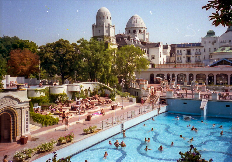 Sala storica della piscina a onde delle Terme Gellért, chiusa per ristrutturazione fino al 2028