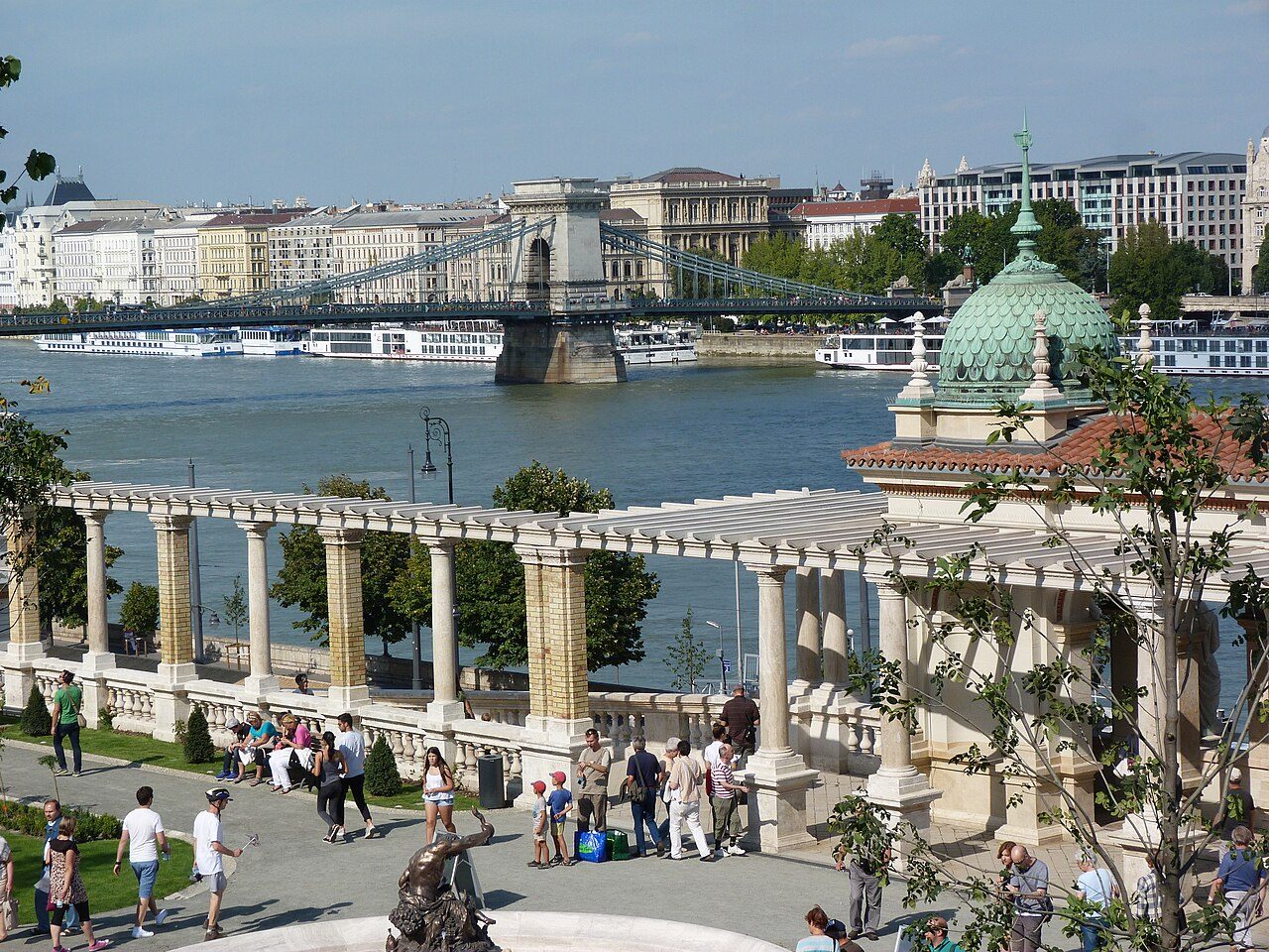 Il giardino neorinascimentale e le rampe del Várkert Bazár nel 2014, subito dopo la riapertura
