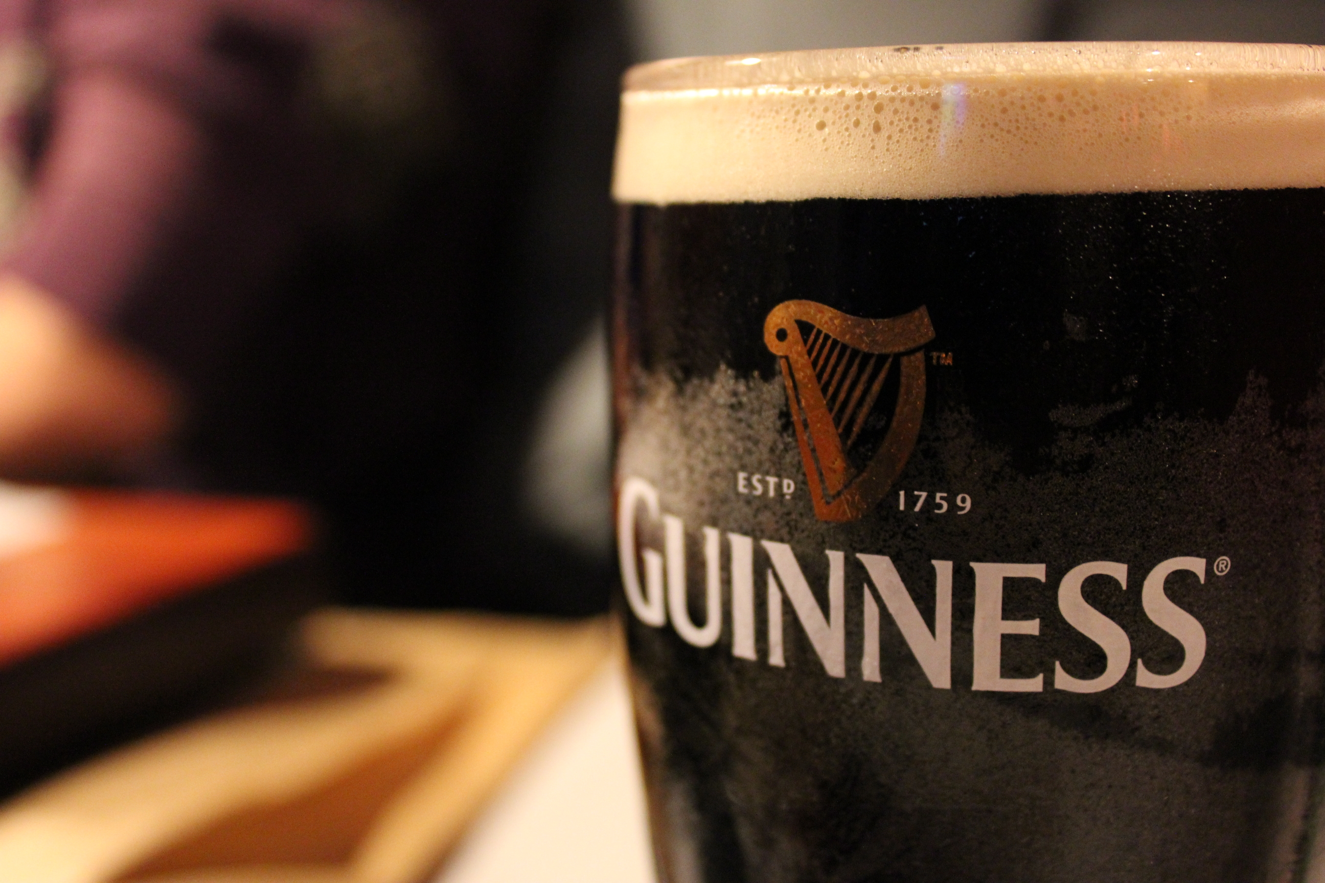 Une pinte de Guinness posée sur un bar, tirée avec soin. Image générique, pas prise chez Jack Doyle’s ni dans aucun des bars de ce guide.