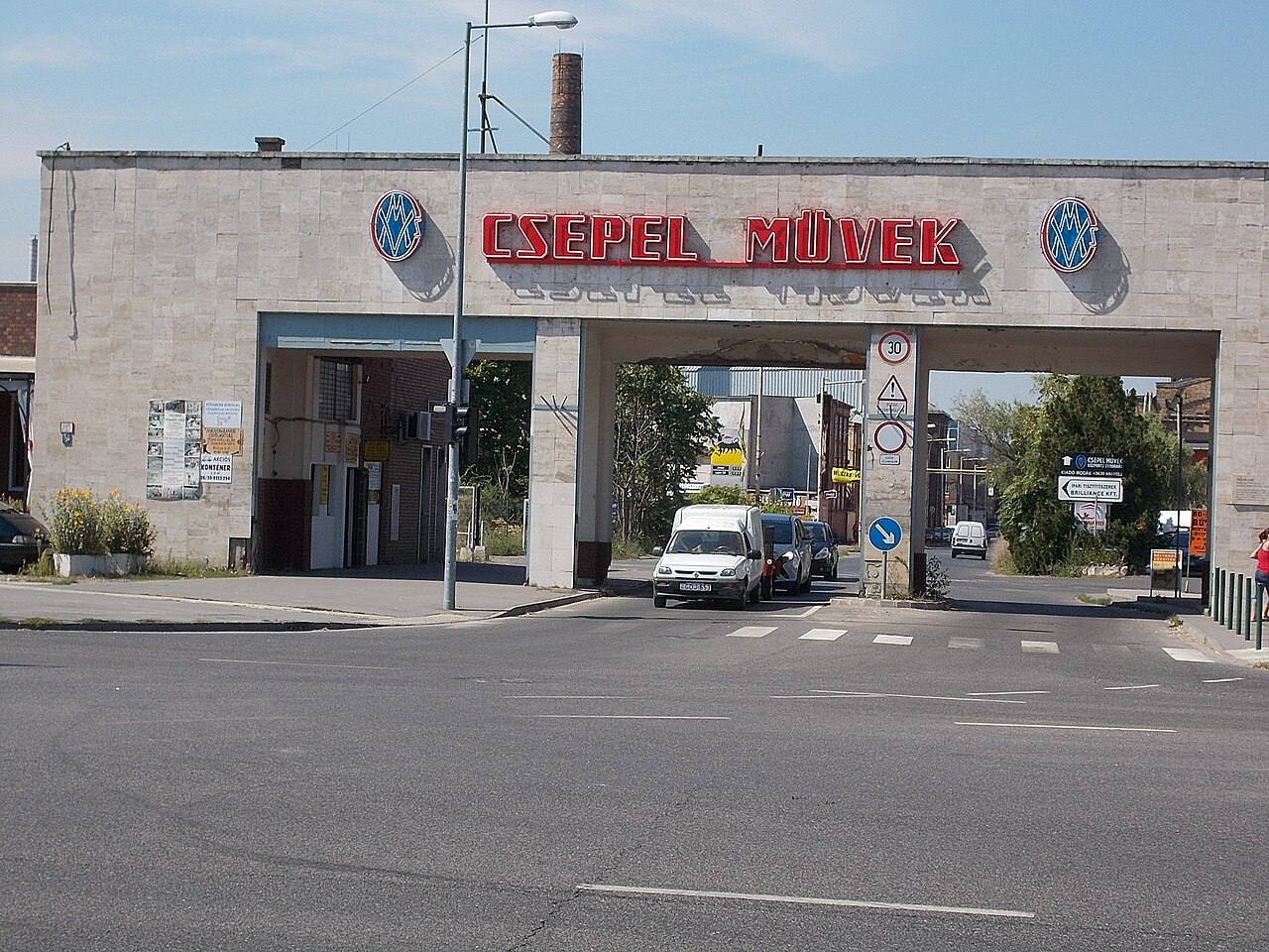 Poarta fabricii Csepel Művek de pe Teller Ede út, Budapesta, strada pe care se întâlnesc participanții la turul de buncăr