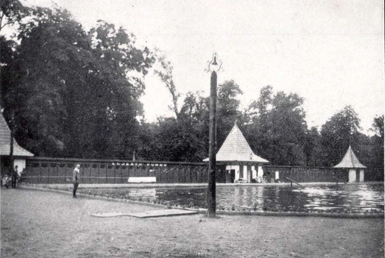 Fotografie alb-negru istorică a bazinului de înot de la baia termală Harkány, 1926