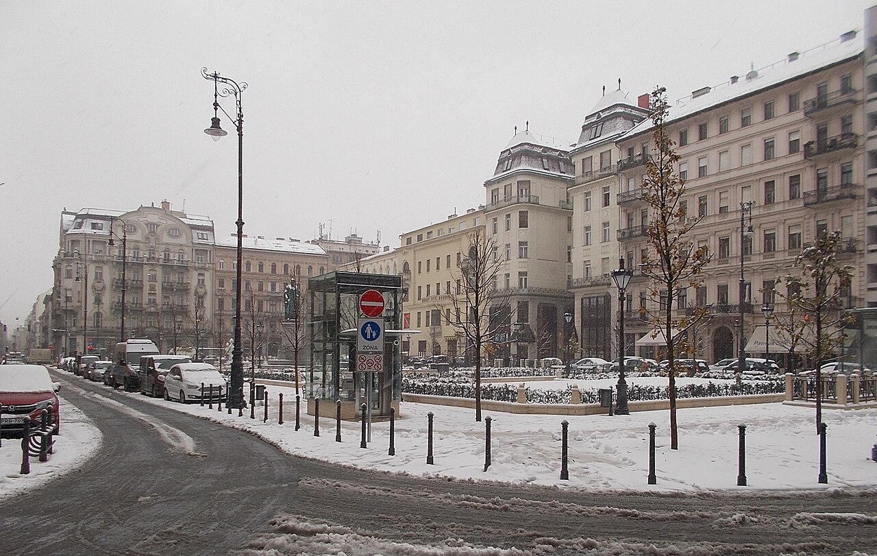 Piața József nádor tér văzută dinspre Wekerle Sándor utca, în Lipótváros, Budapesta