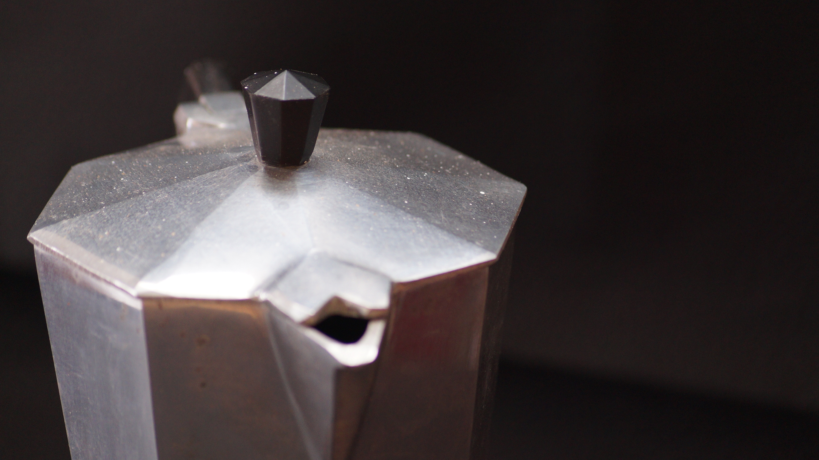 Un ibric moka din aluminiu, kotyogó-ul unguresc, pe fundal întunecat