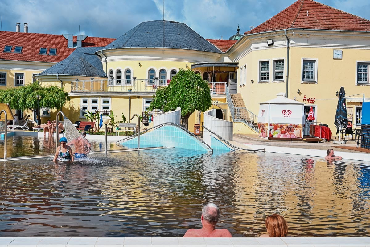 The outdoor thermal pool and historic bath building at Árpád Gyógy- és Strandfürdő