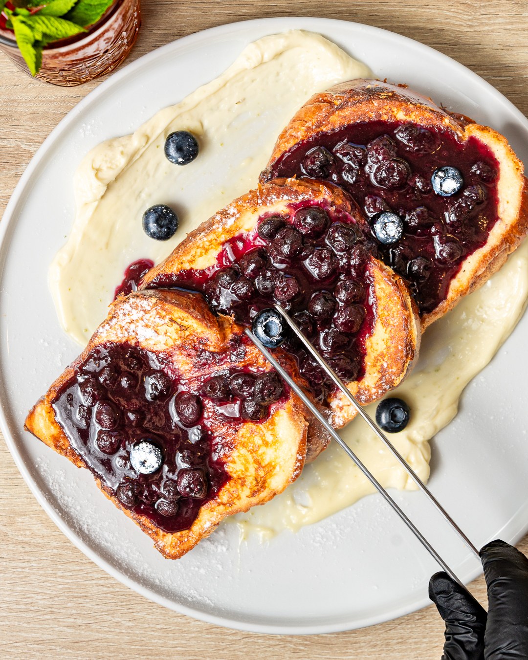 Francouzský toast z Cafe Brunch Budapest, tři plátky pod borůvkovým kompotem s vanilkovým krémem