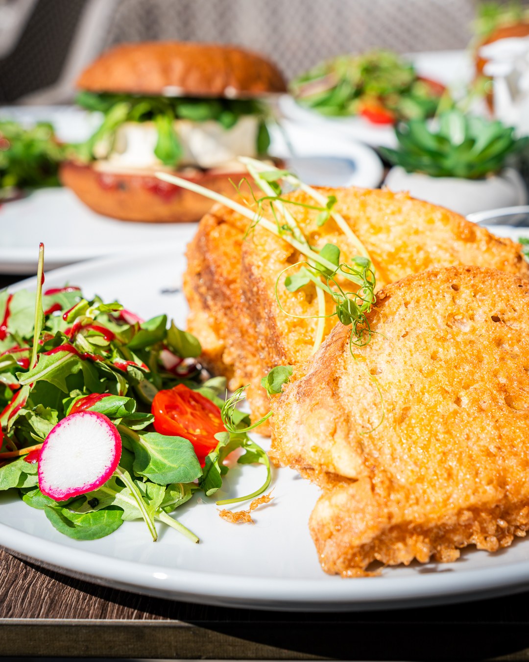 Plněný bundás kenyér z Cafe Brunch Budapest, ze smaženého chleba vytéká sýr, k tomu salát