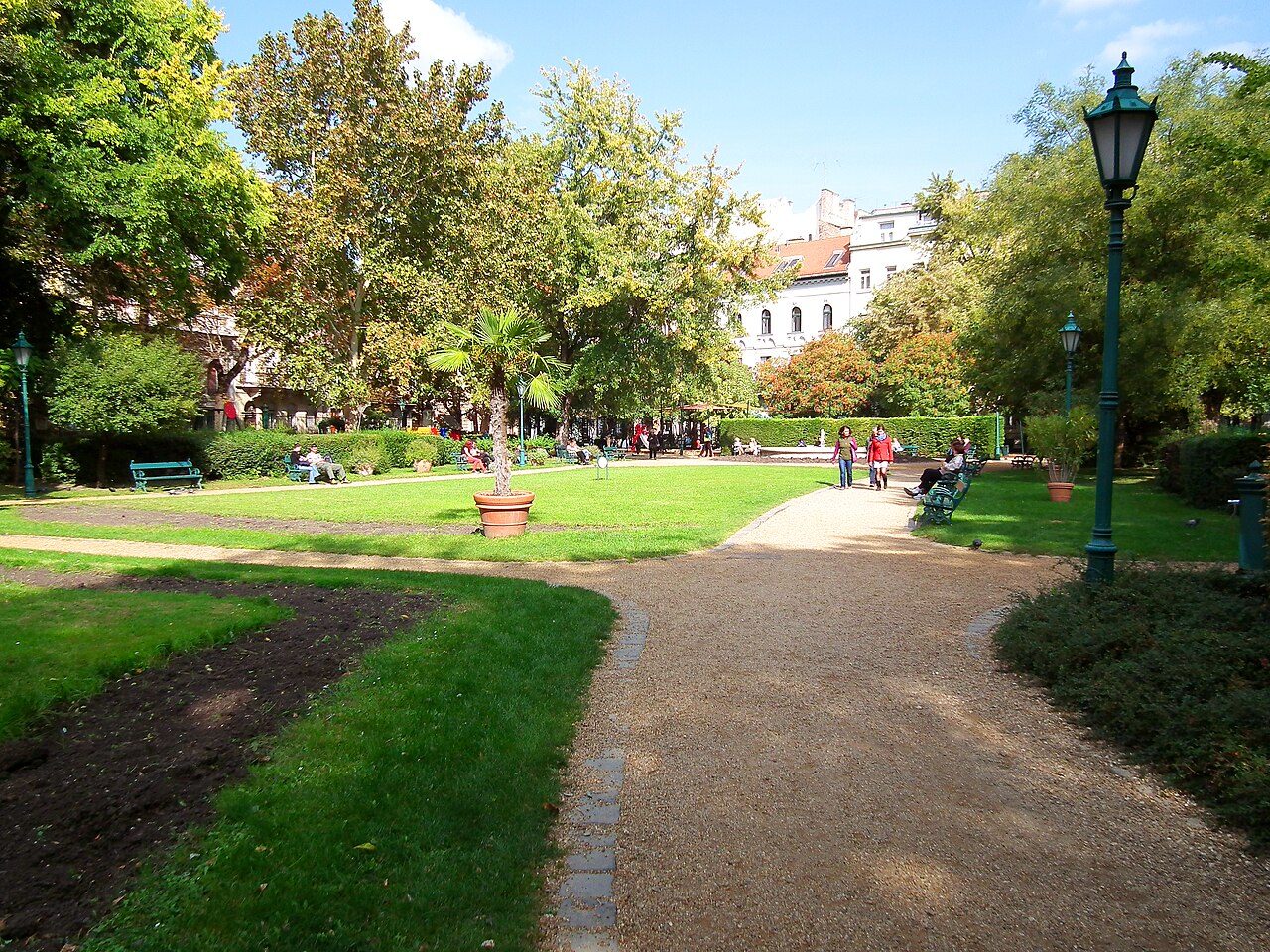 Grădina Károlyi din centrul Budapestei, parcul de lângă Galamb de pe Henszlmann Imre utca