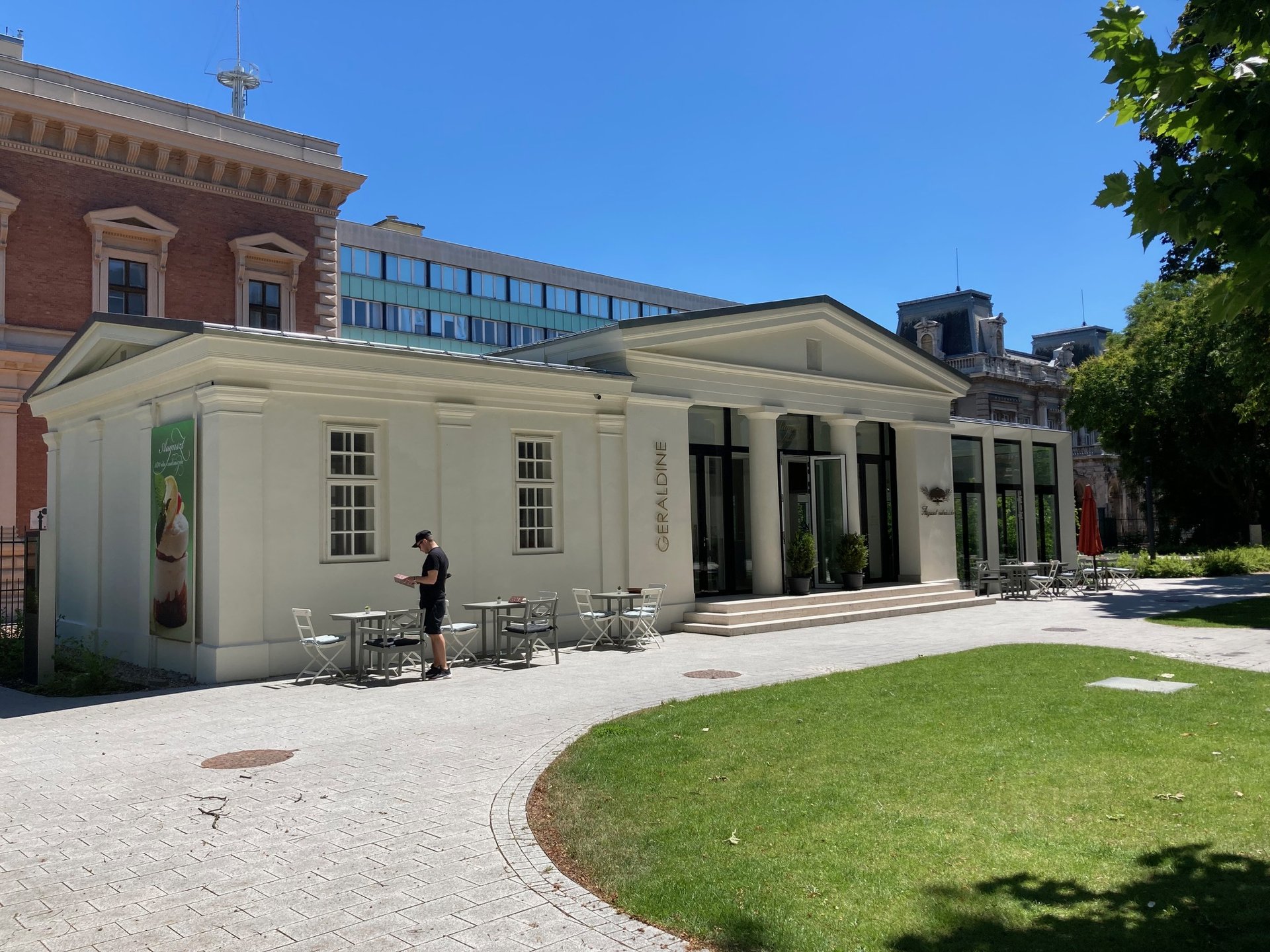 L’ingresso di Geraldine nel giardino del Museo Nazionale Ungherese, con la fontana sul davanti