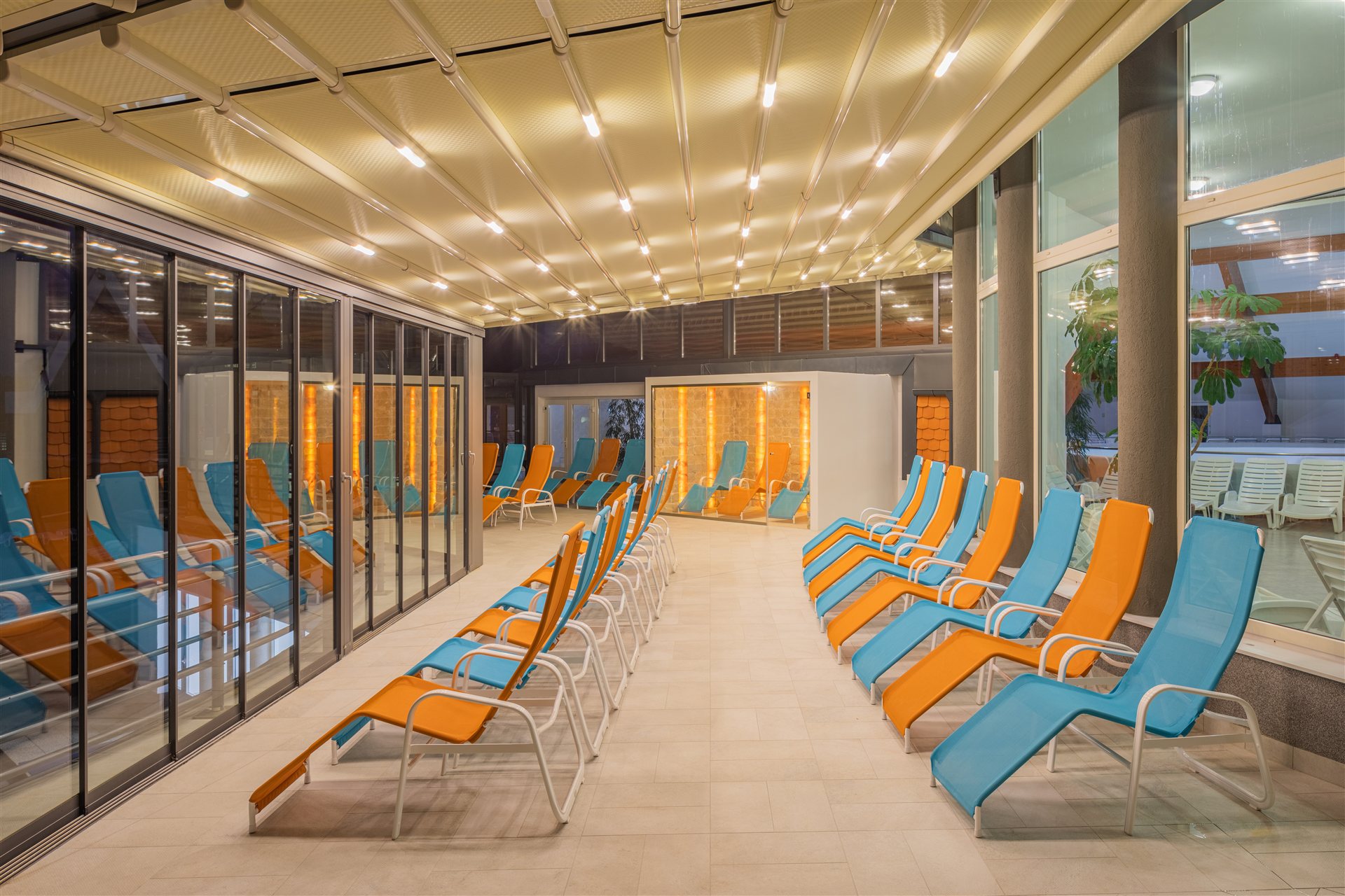 The indoor relaxation area beside the pools at Kehida Termál