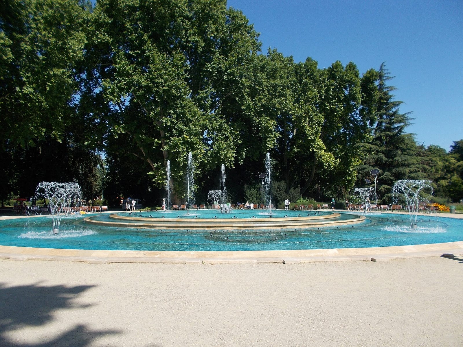 La fontaine musicale de l’île Marguerite à Budapest, un bassin rond aux jets d’eau sous de grands platanes
