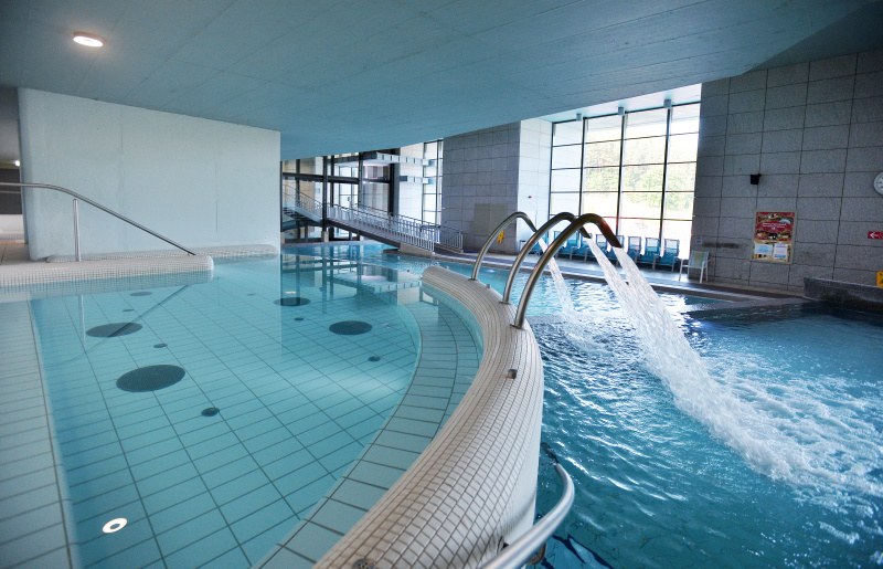 Vnitřní bazén s vodními tryskami v Saliris Thermal & Spa.