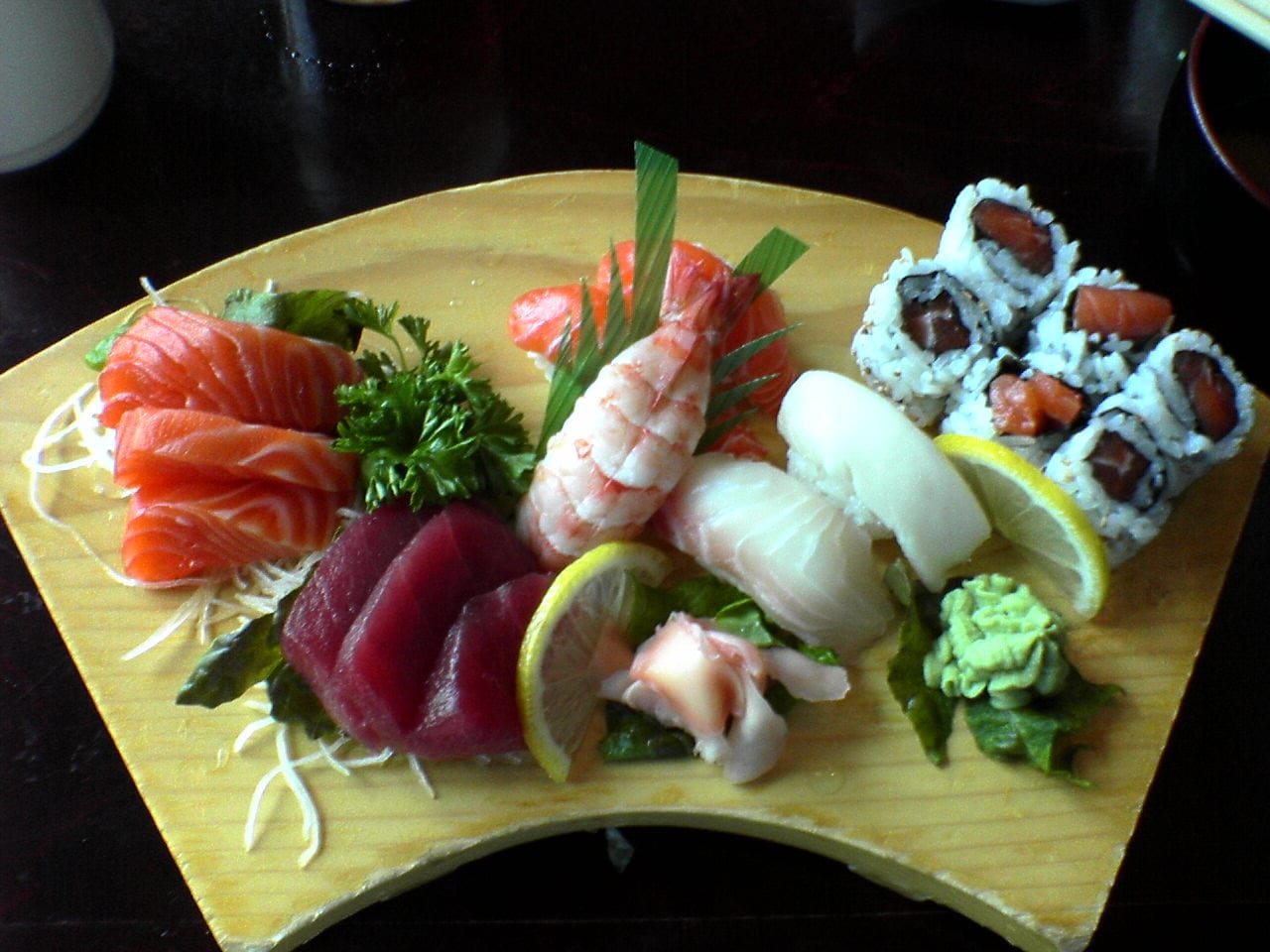 Talíř se sushi a sashimi, s maki a nigiri