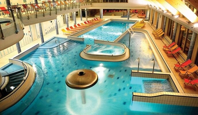 בריכת השעשועים המקורה של Velence Resort & Spa