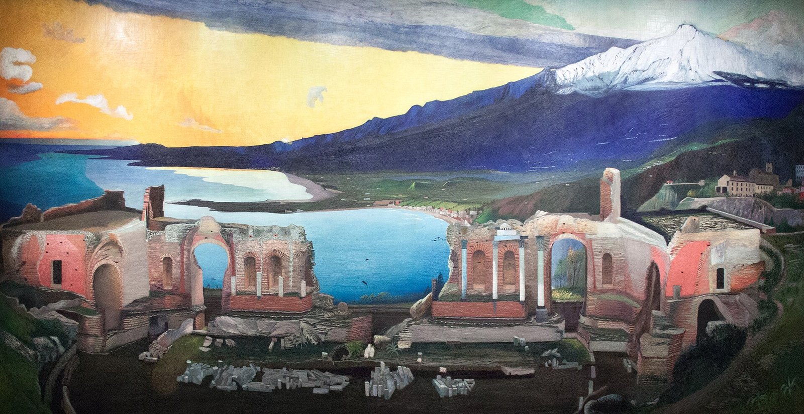 L’immense toile de Csontváry montrant les ruines du théâtre grec de Taormine, des arches de brique rouge au premier plan, une baie bleue derrière et l’Etna enneigé sous un ciel de couchant jaune