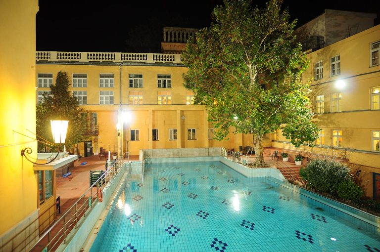 Lukács Thermal Bath