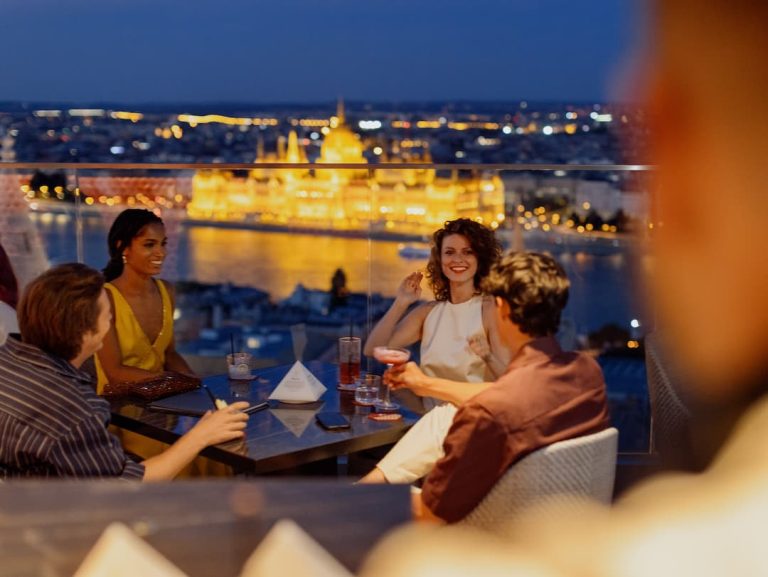 Photo White Raven Skybar Hilton Budapest – Press Material parliment